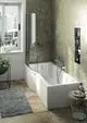 Badezimmeransicht mit Ideal Standard Badearmatur und Handbrause-Set, Badewanne mit Duschabtrennung, Wandregal mit Pflegeprodukten und Pflanzen. Moderne Gestaltung.